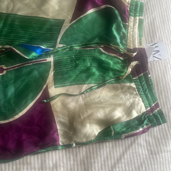 Zara pattern silk shirt and pants
Only the Med set is available - Picture 4 of 8